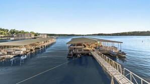 En lysthavn med flere bådebroer, både og overdækkede områder.