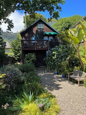 Property grounds - Cozy quiet & relaxing hide-a-way in the heart of Sausalito's ‘Hurricane Gulch.’ (Sausalito)