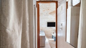 Une salle de bain avec une baignoire, une douche et des toilettes.