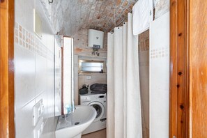 Douche, sèche-cheveux, bidet, serviettes fournies