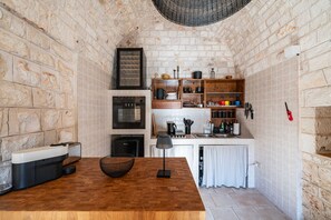 Fridge, oven, stovetop, coffee/tea maker - Casa Yolanda by Rentbeat (Locorotondo)