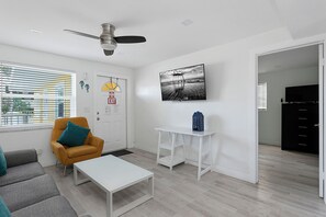 Interior - ULTRA joyful apartment great for family (Hollywood)