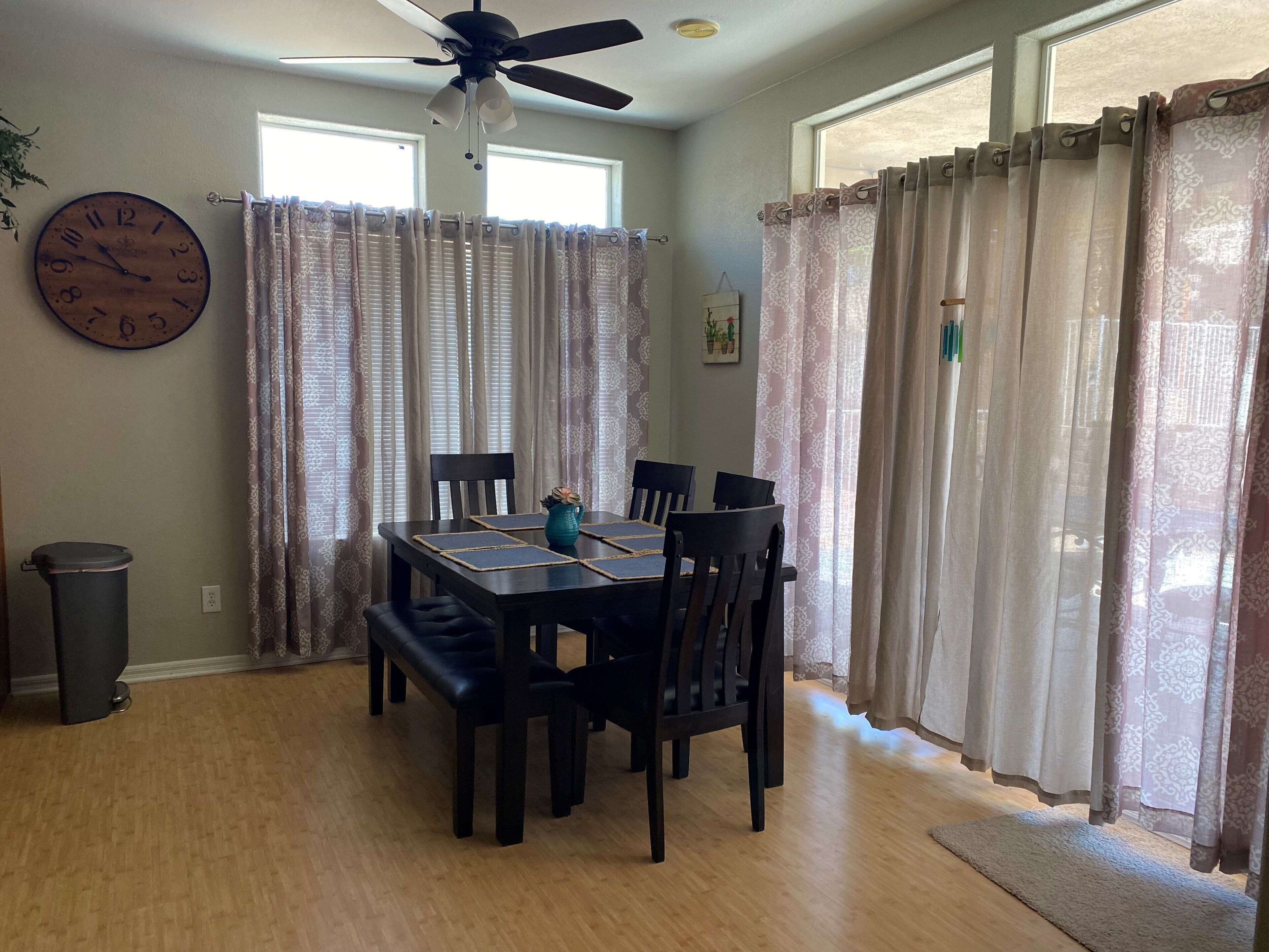 3 bedroom with den  BBQ, Firepit, with WiFi, AC in awesome Needles