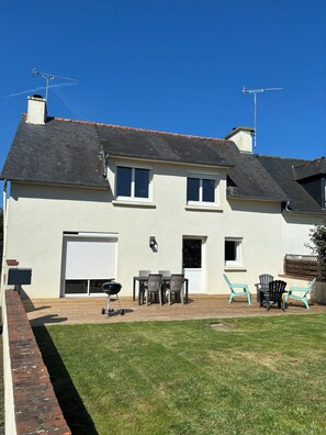 Outdoor dining - Charming renovated cottage in Plélo (Plélo)