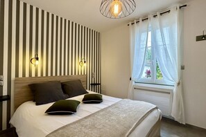 2 dormitorios, cuna de viaje, ropa de cama