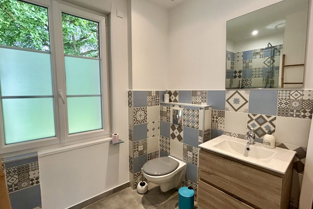 Shower, jetted bath, hair dryer, towels