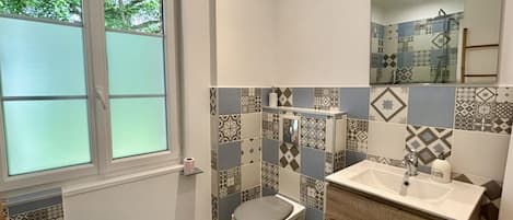 Shower, jetted tub, hair dryer, towels