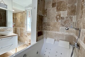 Shower, jetted bath, hair dryer, towels - Terre & Merveilles 1, country house with 1 jacuzzi for 4 people (FAVIERES)