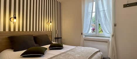 2 chambres, lit parapluie, draps fournis