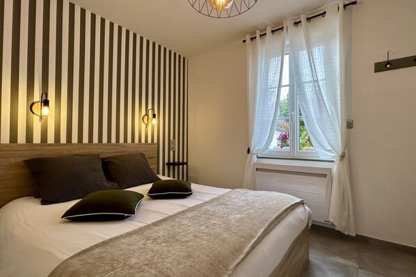 2 makuuhuonetta, vauvan matkasänky, vuodevaatteet