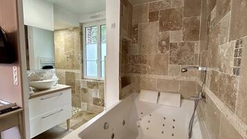 Een douche, een bubbelbad, een haardroger, handdoeken