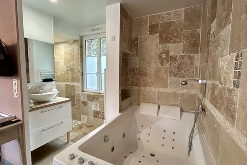 Terre & Merveilles 1, country house with 1 jacuzzi for 4 people