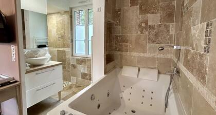 Terre & Merveilles 1, country house with 1 jacuzzi for 4 people