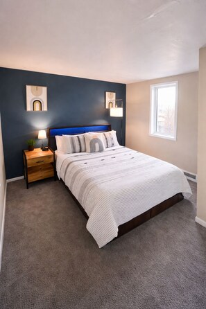 4 bedrooms, desk, iron/ironing board, travel cot - Stylish Central Retreat in Colorado Springs! Sleeps 8, King bed, AC, WIFI, Yard. (Colorado Springs)