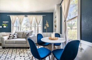 Smart TV, books, offices - Stylish Central Retreat in Colorado Springs! Sleeps 8, King bed, AC, WIFI, Yard. (Colorado Springs)