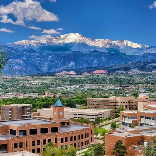 Stylish Central Retreat in Colorado Springs! Sleeps 8, King bed, AC, WIFI, Yard.