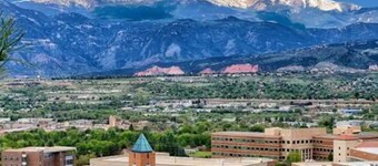 Stylish Central Retreat in Colorado Springs! Sleeps 8, King bed, AC, WIFI, Yard.