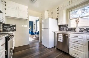 Refrigerador, microondas, horno, placa de cocina