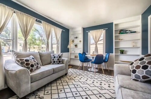 Stylish Central Retreat in Colorado Springs! Sleeps 8, King bed, AC, WIFI, Yard.