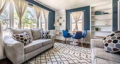 Stylish Central Retreat in Colorado Springs! Sleeps 8, King bed, AC, WIFI, Yard.