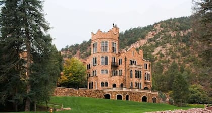 Stylish Central Retreat in Colorado Springs! Sleeps 8, King bed, AC, WIFI, Yard.