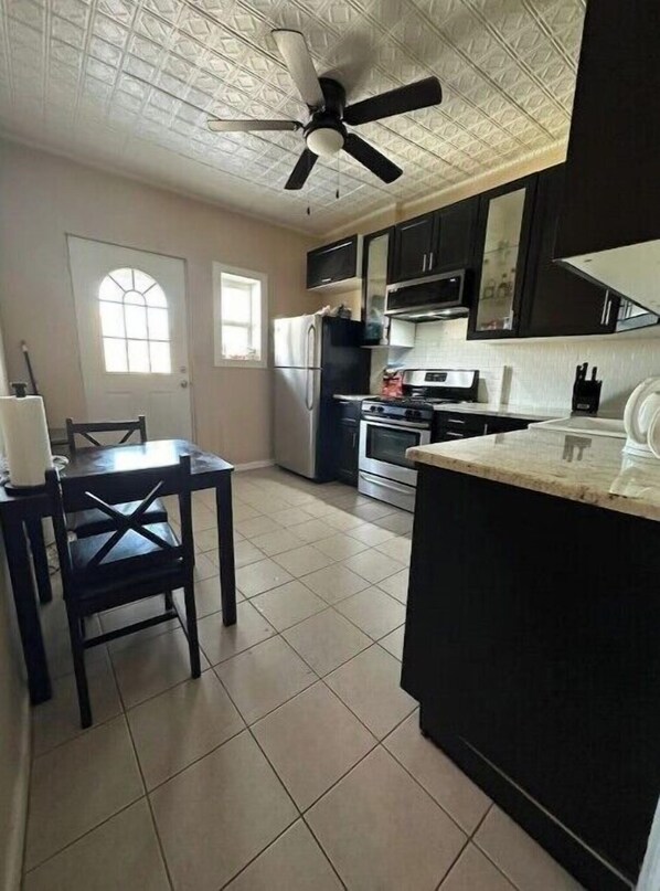 Réfrigérateur, micro-ondes, four, plaque de cuisson