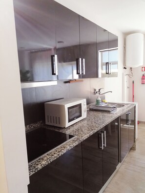 Frigorifero, microonde, piano cottura