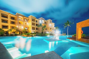 Outdoor pool - Beachfront Ocean View Penthouse Surf 408 (Playa del Carmen)
