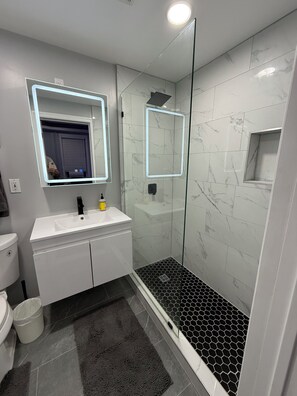 Douche, sèche-cheveux, serviettes fournies, shampoing