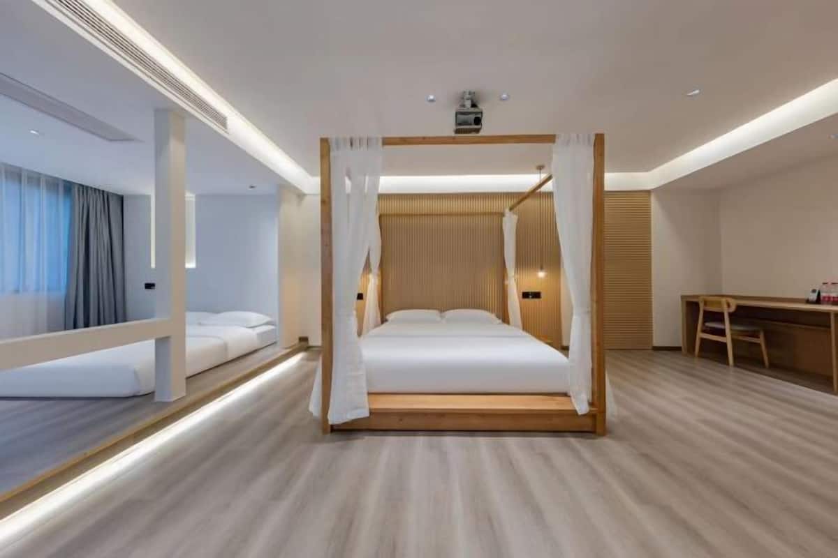 Une chambre moderne avec un lit à baldaquin, un bureau et une chaise.