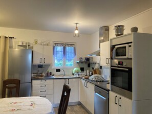 Refrigerador, microondas, horno, placa de cocina