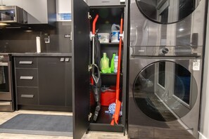 冷蔵庫、電子レンジ、オーブン、コンロ