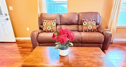 Top-Rated Cozy Home~DFW Hub~AT&T~Six Flags~Airport
