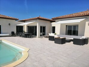 Outdoor dining - Maison Avec Piscine en Campagne (Saint michel de lapujade)