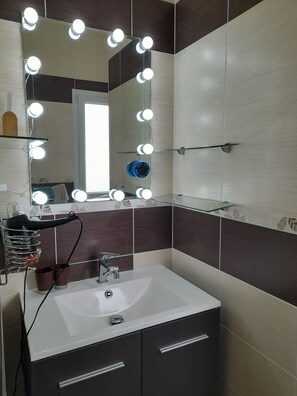 Shower, hair dryer, towels, soap - Maison Avec Piscine en Campagne (Saint michel de lapujade)