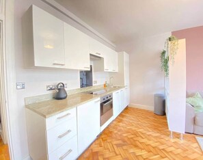 Jääkaappi, uuni, liesi, astianpesukone