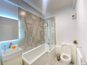 Hiustenkuivaaja, pyyhkeet, saippua, sampoo