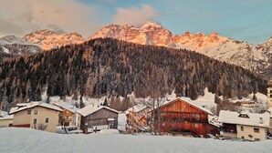 A mountain village with wooden buildings and snow-covered roofs. - HOTEL MAE' (Val di Zoldo)
