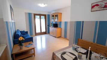 Apartment, Bergblick | Daunenbettdecken, Minibar, Zimmersafe, Schreibtisch