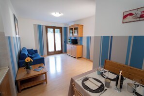 Appartement, uitzicht op bergen | Donsdekens, een minibar, een kluis op de kamer, een bureau