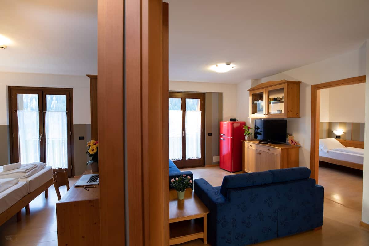 1 habitación, cubrecamas, minibar y caja de seguridad en la habitación
