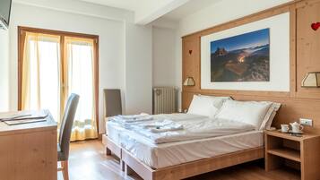 Daunenbettdecken, Minibar, Zimmersafe, Schreibtisch