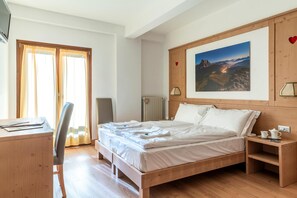 Donsdekens, een minibar, een kluis op de kamer, een bureau