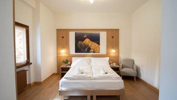 Superior suite | Donzen dekbedden, een minibar, een kluis op de kamer, een bureau