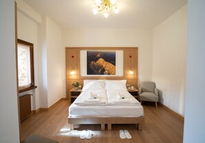 Suite superior | Cobrellits, minibar, caixa forta a l'habitació i escriptori 