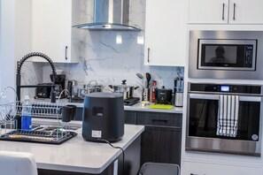 Geladeira, micro-ondas, fogão, cooktop