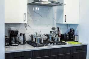 Geladeira, micro-ondas, fogão, cooktop