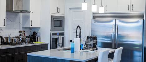 Réfrigérateur, four à micro-ondes, un four, surface de cuisson