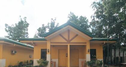 RedDoorz @ Farm Side Hotel Laoag City