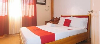 RedDoorz @ Farm Side Hotel Laoag City